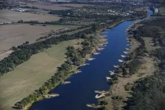 Luftaufnahme Elbverlauf westlich von Dessau-Roßlau mit Blick auf die Hafenanlage 
