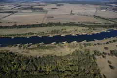 Luftaufnahme Elbverlauf westlich von Dessau-Roßlau, im Hintergrund sind die Ortschaften Neeken (links) und Rodleben zu sehen 