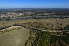Luftaufnahme Elbverlauf nördlich von Dessau mit Elbe (links) und Mulde (rechts), im Hintergrund ist der Ortsteil Roßlau 