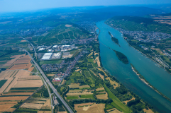Luftaufnahme Blick aus Ost flussabwärts auf Bingen und Rüdesheim am Rhein 