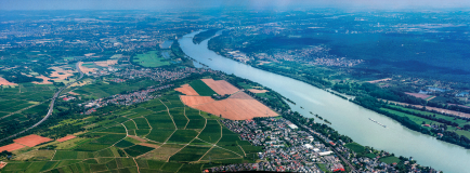 Luftaufnahme Blick aus Nordwest oberhalb von Eltville flussaufwärts auf Walluf, Schierstein, Biebrich, Wiesbaden sowie Budenheim, Gonsenheim und Mainz