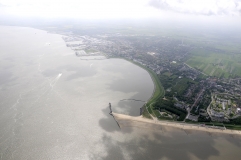 Luftaufnahme Blick von der Elbmündung landeinwärts auf Cuxhaven 