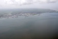Luftaufnahme Blick von der Flussmitte auf Cuxhaven