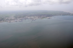 Luftaufnahme Blick von der Flussmitte auf Cuxhaven