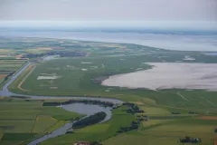 Luftaufnahme Blick entlang des Leydeiches und Störtebeker Grabens über das Marschland der Leybucht in südwestliche Richtung.