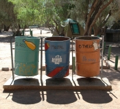  Müllentsorgungssystem bestehend aus drei verschiedenen Mülltonnen, zwecks Mülltrennung