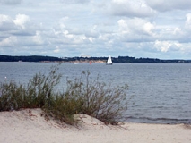 Blick von Laboe auf die Kieler Förde Richtung Schilksee mit Ostsee-Steilküste im Hintergrund (Foto: Christof Martin)