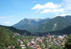 Mittenwald, im Hintergrund die Berge des Vorkarwendel (Foto: Usch Martin)