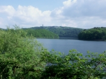 Urfttalsperre im Nationalpark Eifel. Im Hintergrund die "NS-Ordensburg Vogelsang" (Foto: Christof Martin)