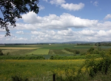 Blick von Nordenstadt über den Vortaunus auf den Taunus im Hintergrund (Foto: Christof Martin)