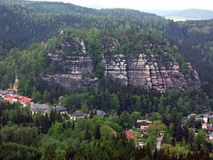 Blick auf den Berg und den Ort Oybin im Zittauer Gebirge (Foto: Christof Martin)