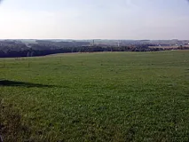 Blick über das Mulde-Lößhügelland nördlich Burgstädt im Bereich des Zusammenflusses von Zwickauer Mulde (links) und Chemnitz (von rechts) (Foto: Chris