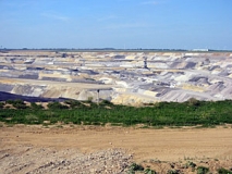 Tagebau Inden. Im Vordergund die Abbaukante, dahinter die bereits stattfindende Verfüllung mit Abraummaterial (Foto: U. Scherwaß)