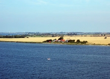 Blick von der Fehmarnsundbrücke über die Ostseeküste auf Fehmarn (Foto: Usch Martin)