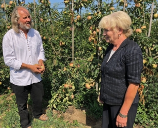Obstbauer Erhard Karrer und Prof. Beate Jessel in der Apfelanlage
