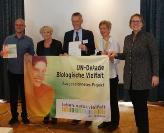 BfN-Präsidentin Jessel überreicht die Auszeichnung als offizielles Projekt der UN-Dekade Biologische Vielfalt