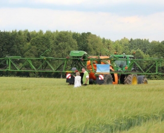 Landwirtschaftliche Maschine in einem Getreidefeld