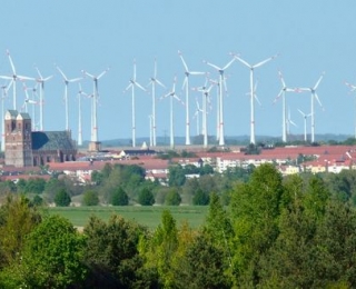 Blick auf die Stadt Prenzlau mit Windpark im Hintergrund