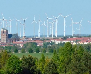 Blick auf die Stadt Prenzlau mit Windpark im Hintergrund 