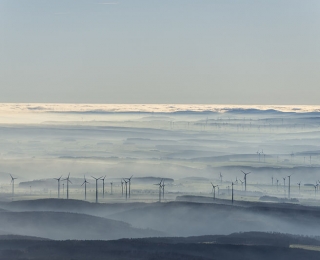 Windräder im Nebel im Paderborner Land.