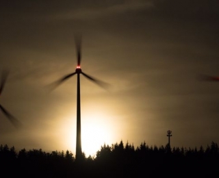 Windkraftanlagen bei Nacht