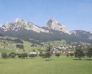 Gebirgslandschaft mit Nutzflächen