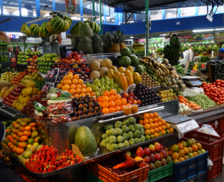 Das Foto zeigt einen Obststand in Kolumbien