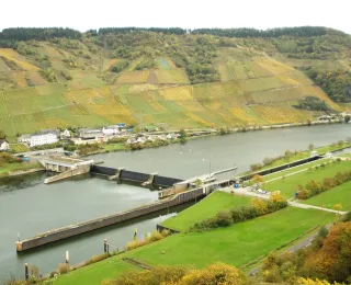 Blick auf eine Staustufe in der Mosel mit Schleusenkanal