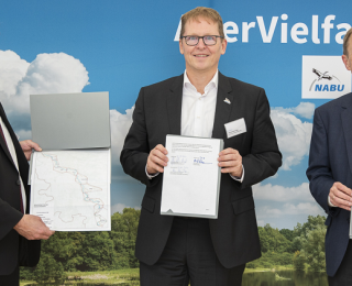 Peter Bohlmann (Landrat des Kreises Verden), Jörg Adreas Krüger (Präsident des NABU) und Prof. Dr. Hans-Heinrich Witte (v.l.)