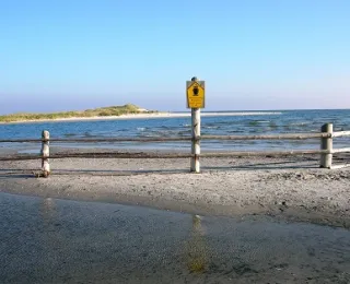 Küstenstreifen mit Dünen, Sandbänken und Uferbereich im Nationalpark Vorpommersche Boddenlandschaft auf dem Darß mit Nationalparkschild