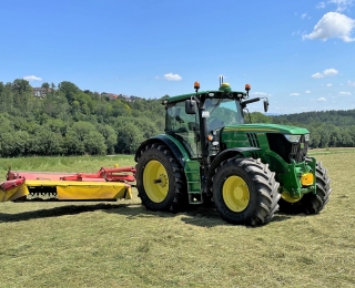 Traktor mit Mähgerät