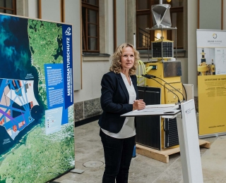 Bundesumweltministerin Steffi Lemke vor Exponaten der Ausstellung „Meer.Natur.Schutz“ 
