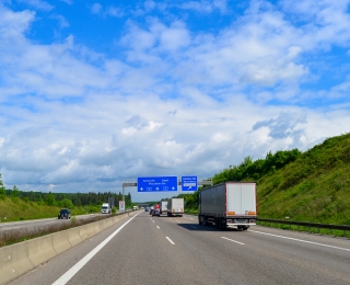Autobahn mit LKW und PKW