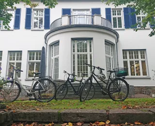 Fahrräder vor der Bibliothek des BfN