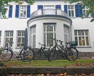 Fahrräder vor der Bibliothek des BfN