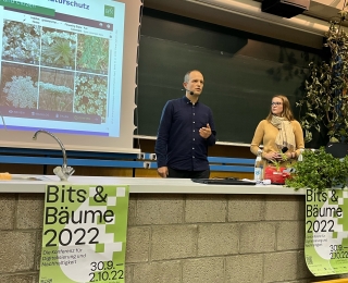Zwei Personen halten Vortrag auf der Bühne der Bits & Bäume Konferenz.