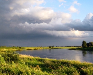 Flusslandschaft und Regenwolken