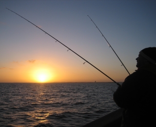 Angler auf einem Schiff