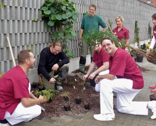 Prexismitarbeitende entsiegeln einen Parkplatz