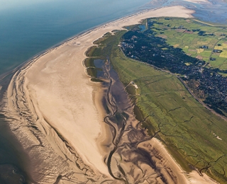 Luftaufnahme der Nordseeküste bei St. Peter-Ording