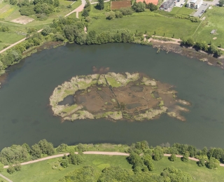 Luftbild des Dilliger Ökosees mit Insel