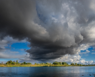 Ufer der Oder mit bewölktem Himmel