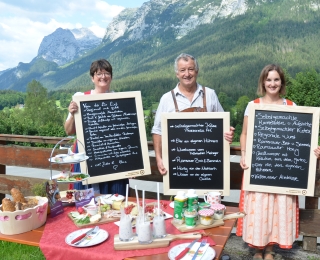 drei Gastwirtinnen und Gastwirte präsentieren das Biosphärenfrühstück mit regionalen Produkten