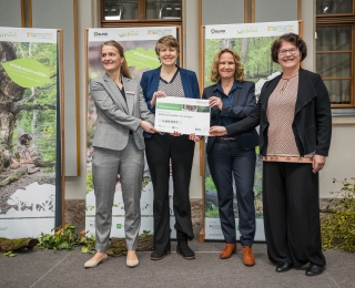 Förderbescheidübergabe mit Vertreterinnen des BUND, Bundesumweltministerin und BfN-Präsidentin