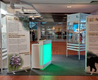 BfN-Stand mit Rollups und beschlagnahmten Souvenirs auf der ITB Berlin