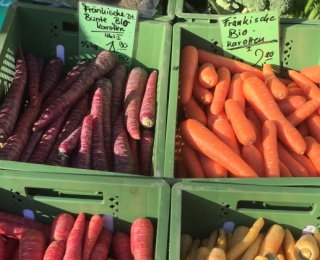 Gemüsekisten auf einem Markt in Bamberg