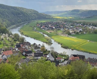Blick vom Weinberg Ruehle auf die Oberweser mit einem Altarm und umliegenden Feldern sowie den Ortschaften Ruehle und Pegestorf