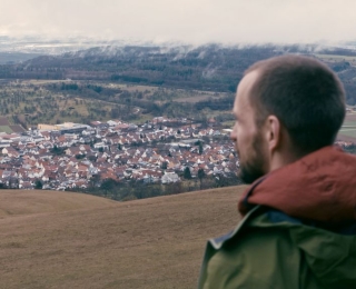 Mann blickt in die Weite der Landschaft