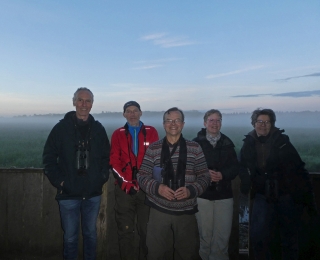 Gruppe aus 5 Menschen in der Morgendämmerung 