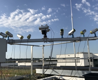 Kameras des BirdRecorder montiert auf einem waagerechtem Träger auf einem Gebäude